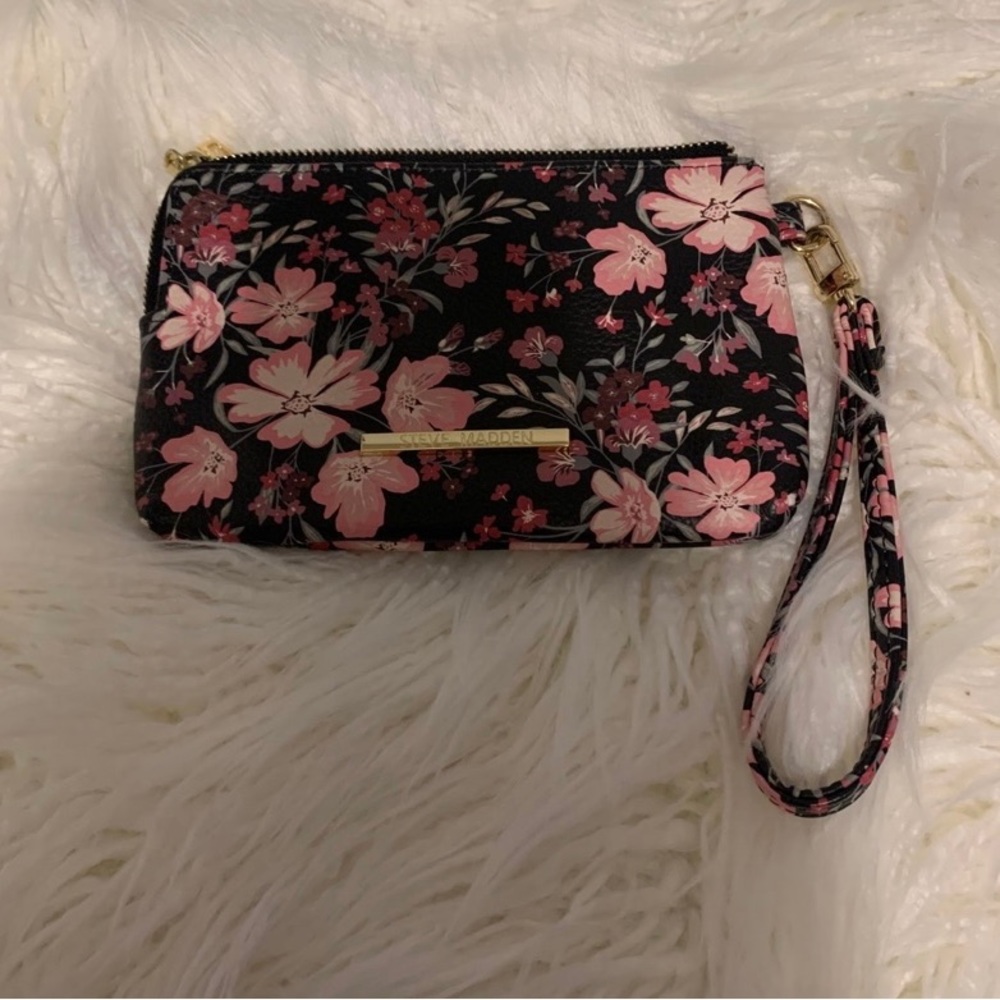 Steve Madden wristlet